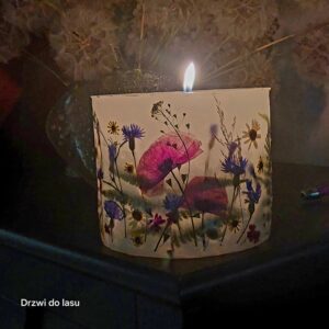 Unikalny lampion z naturalnych kwiatów i gałązek zatopionych w wysokiej jakości parafinie. Idealny do nastrojowego oświetlenia wnętrz. ES 37