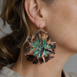 Kolczyki z prawdziwego kwiatu hortensji pokryte miedzią – niebieska patyna | Biżuteria botaniczna handmade ES 52