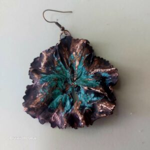 Kolczyki z prawdziwego kwiatu hortensji pokryte miedzią – niebieska patyna | Biżuteria botaniczna handmade ES 52